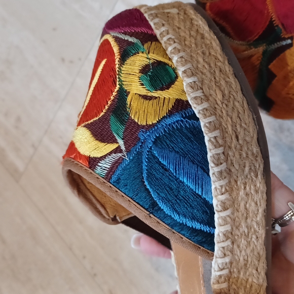 Stunning Mexico Lindo Floral Espadrilles - Picture 10 of 13